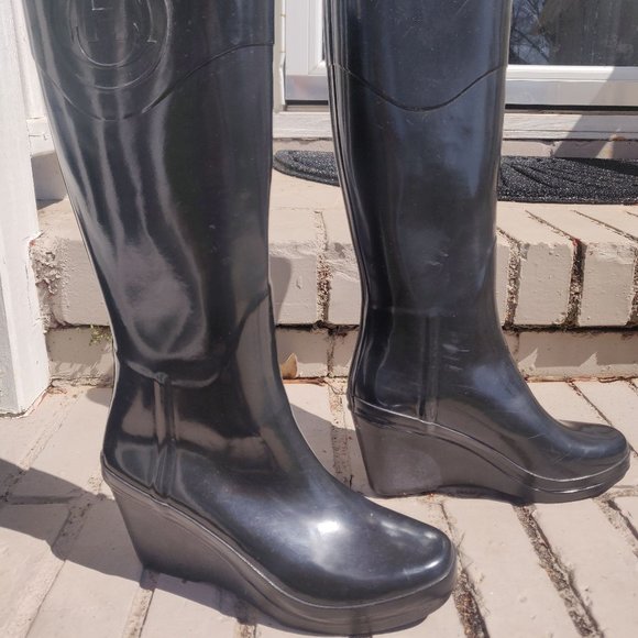 Glossy, dressy Hunter tall black wedge rain boots - Picture 4 of 12